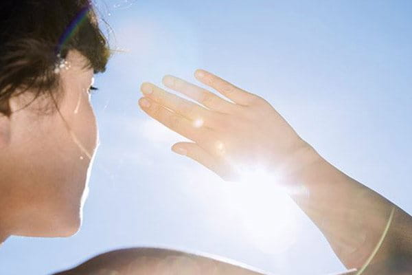 mulher ao sol