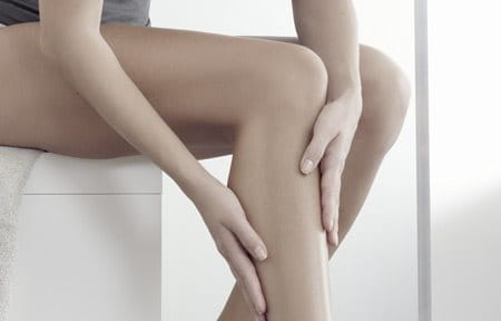 eucerin_woman_taking_care_skin_leg