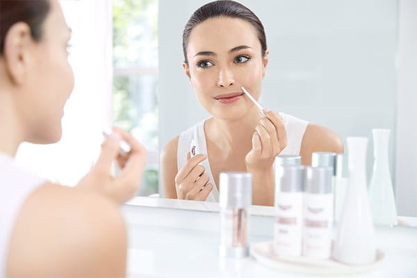 aplicação de serum antimanchas