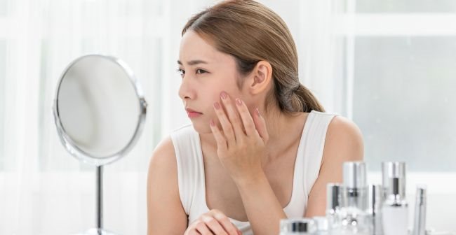Nguyên nhân khiến da khô sần sùi, thô ráp